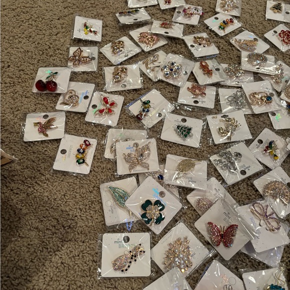 RESELLERS Assorted Fashion Brooches - Picture 5 of 6